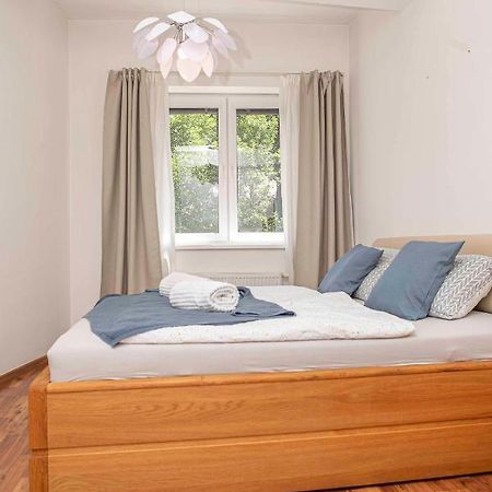 Castle View Apartment With Free Parking Bratislava Bagian luar foto