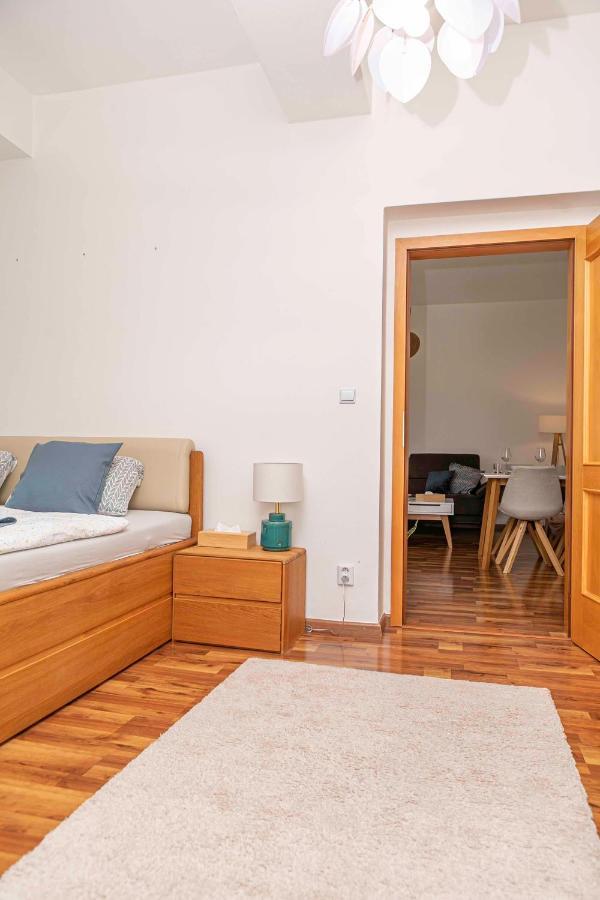 Castle View Apartment With Free Parking Bratislava Bagian luar foto